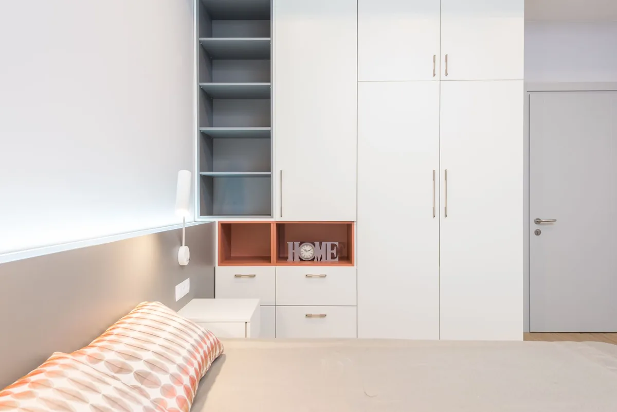 Wardrobe column fitted into a small bedroom layout.